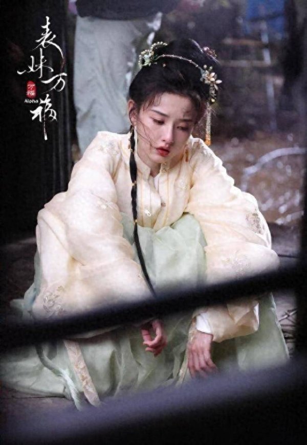 配资平台和配资炒股配资 宋祖儿毛领披风古装造型，演技灵动破碎感十足